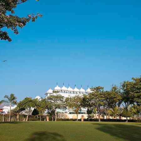 Radisson Blu Udaipur Palace Resort & Spa ภายนอก รูปภาพ